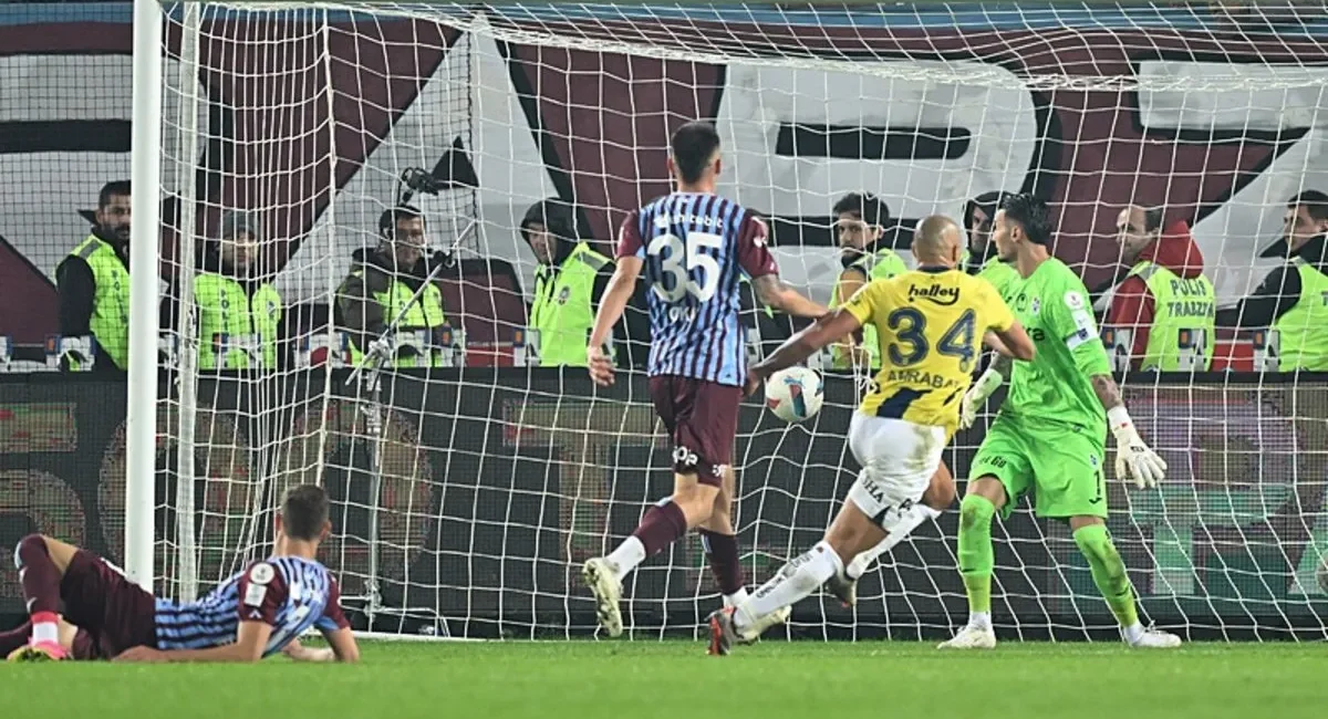 Fenerbahçe zorlu derbide son dakikada güldü! Trabzon'da gol düellosu